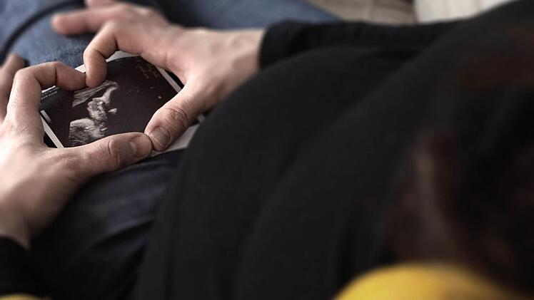 Wenn sich eine schwangere Frau für eine vertrauliche Geburt entscheidet, hat das nicht unbedingt etwas mit fehlender Liebe zu tun. Die Frauen sind schlichtweg überfordert und haben Angst, Verantwortung für ein Menschenleben zu übernehmen.  Symbolfoto: Sarah Dann