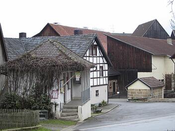 Soll das sanierungsbedürftige Schimmendorfer Milchhäusla abgerissen werden und einem neuen, barrierefreien Unterstellhäuschen weichen? Das wünscht sich jedenfalls die Mehrheit der Bürger. Foto: Archiv/Stephan Tiroch