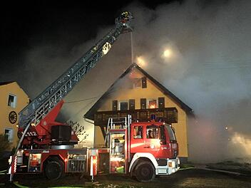 Ein Haus im Pressecker Ortsteil Kunreuth brennt. Foto: NEWS5 / Fricke