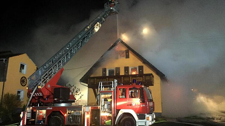 Ein Haus im Pressecker Ortsteil Kunreuth brennt. Foto: NEWS5 / Fricke