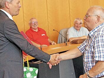 Vom Nürnberger Oberbürgermeister Ulrich Maly (links) wurde die Gruppe der SPD-Arbeitsgemeinschaft 60plus im Rathaus empfangen. Der Kreisvorsitzende Adolf Lieb überreichte ihm einen guten Schluck.  Foto: Dieter Britz