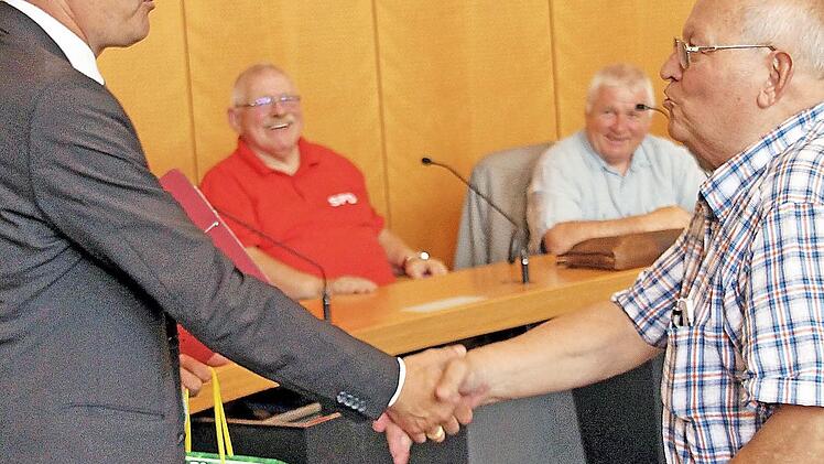 Vom Nürnberger Oberbürgermeister Ulrich Maly (links) wurde die Gruppe der SPD-Arbeitsgemeinschaft 60plus im Rathaus empfangen. Der Kreisvorsitzende Adolf Lieb überreichte ihm einen guten Schluck.  Foto: Dieter Britz