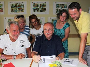 Hubert Joppich (Dritter von rechts) hat das Mehrgenerationenhaus auf den Weg gebracht. Es hat sich zum Treff von Menschen unterschiedlicher Herkunft entwickelt: (von links) Herbert Müller, Renate Zetzmann, Fatime Babadie, Christine Thomas und Gerhard Kirchner. Foto: Carsten Höllein