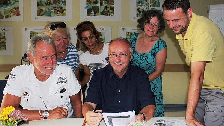Hubert Joppich (Dritter von rechts) hat das Mehrgenerationenhaus auf den Weg gebracht. Es hat sich zum Treff von Menschen unterschiedlicher Herkunft entwickelt: (von links) Herbert Müller, Renate Zetzmann, Fatime Babadie, Christine Thomas und Gerhard Kirchner. Foto: Carsten Höllein