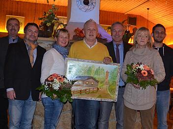 Die Zukunft der Arnold Hütte ist gesichert und in den Händen erfahrener Gastronomen (von links) Günther Knorr, Peter Fröber, Christine Stöwer-Stubenrauch, Jochen Stöwer, Frank Rebhan, Claudia Suffa und Thorsten Stöwer.. Foto: Rainer Lutz