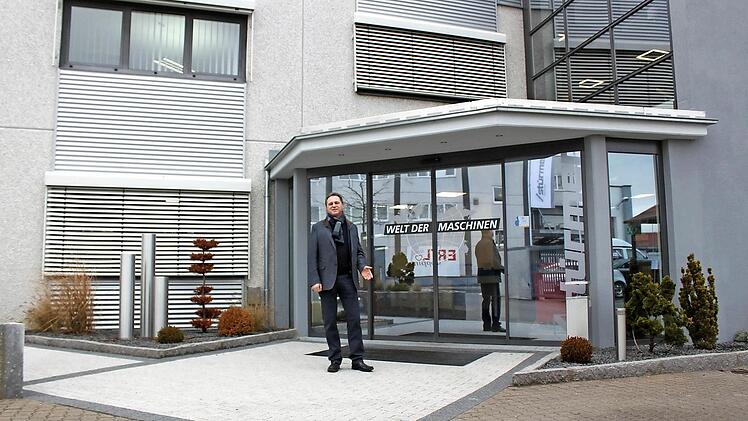 Kilian Stürmer vor dem Unternehmen in Hallstadt Foto: Anette Schreiber
