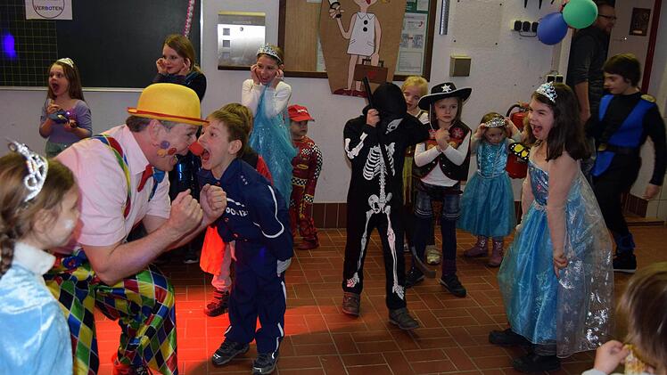 DJ "U" hatte die kleinen Narren fest im Griff. Foto: Andreas Welz