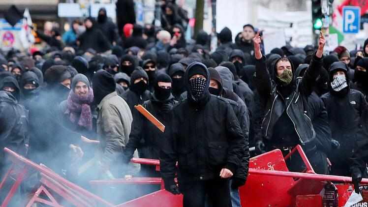 In Hamburg haben sie Autos angezündet und randaliert. Wie ist es um die autonome und linksextremistische Szene in Franken bestellt? Ein Überblick. Symbolfoto: Malte Christians/dpa