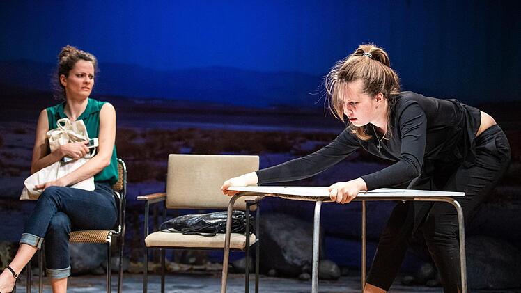 Furioses Kammerspiel: Szene aus der Coburger Erstaufführung der Komödie "Gespräch wegen der Kürbisse" in der Reithalle.Foto: Sebastian Buff