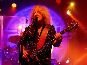 70 Jahre und kein bisschen leise, prägt Les Holroyd noch immer den Sound von Barclay James Harvest. Foto: Brigitte Gorille