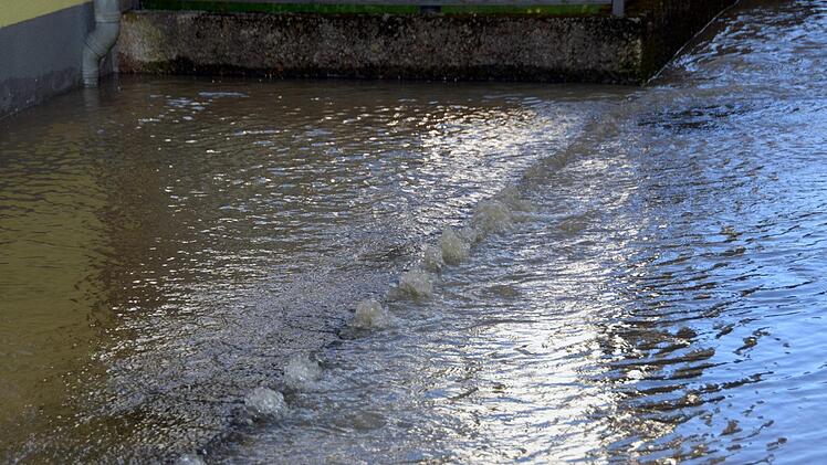 Diesmal musste die Feuerwehr gegen Wasser kämpfen - ein 200er Trinkwasserrohr war geplatzt.  Foto: Peter Rauch