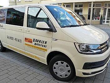 Haßfurt stärkt die Mobilität von älteren und gehbehinderten Menschen und gibt ab Oktober Taxi- und Mietwagengutscheine aus, mit denen der Fahrpreis um 50 Prozent reduziert werden kann.  Foto: Christian Licha