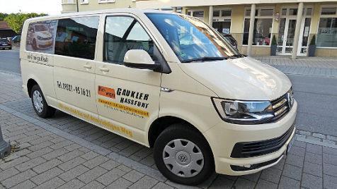 Haßfurt stärkt die Mobilität von älteren und gehbehinderten Menschen und gibt ab Oktober Taxi- und Mietwagengutscheine aus, mit denen der Fahrpreis um 50 Prozent reduziert werden kann.  Foto: Christian Licha