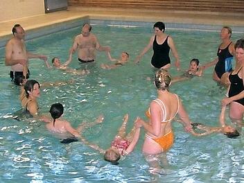 Alte Zeiten: Früher konnte der Schwimmverein Coburg Eltern-Kind-Kurse im Lehrschwimmbecken der Rückertschule anbieten. Beides gibt es nicht mehr - das Lehrschwimmbecken ist abgerissen, und für Wassergewöhnungskurse gibt es keine Kapazitäten, sagt Harald Beetz. Foto: privat