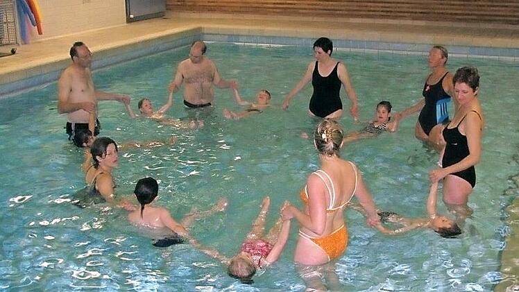 Alte Zeiten: Früher konnte der Schwimmverein Coburg Eltern-Kind-Kurse im Lehrschwimmbecken der Rückertschule anbieten. Beides gibt es nicht mehr - das Lehrschwimmbecken ist abgerissen, und für Wassergewöhnungskurse gibt es keine Kapazitäten, sagt Harald Beetz. Foto: privat