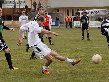Der Sander Florian Gundelsheimer (2. von links) erzielt hier kurz vor der Pause den 1:3 Anschlusstreffer für die heimische Mannschaft. Den Gästespielern Alexander Jobst (links) und Wuta da Kuntuala (rechts) bleibt nur das Nachsehen. Fotos: Günther Geiling