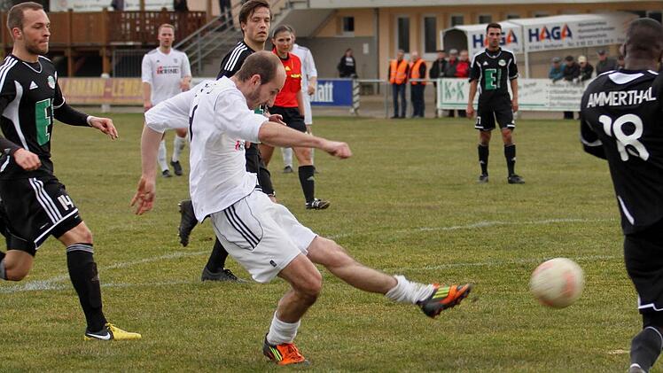 Der Sander Florian Gundelsheimer (2. von links) erzielt hier kurz vor der Pause den 1:3 Anschlusstreffer für die heimische Mannschaft. Den Gästespielern Alexander Jobst (links) und Wuta da Kuntuala (rechts) bleibt nur das Nachsehen. Fotos: Günther Geiling