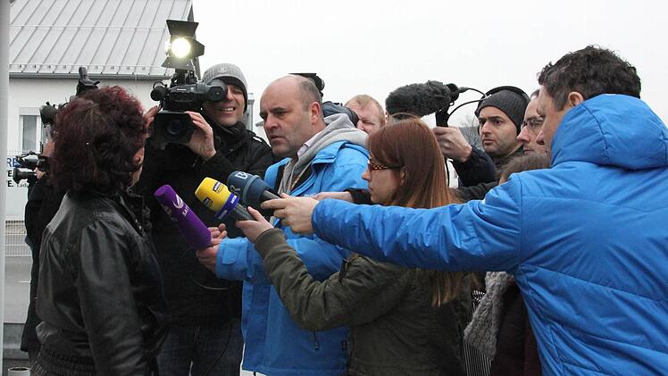 Die Mitarbeiter, die reden, werden von Fernsehteams belagert. Foto: Thomas Heuchling