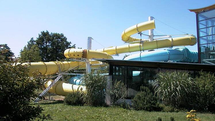 Die beiden großen Wasserrutschen wurden 2000 und 2011 in Betrieb genommen. Hier ein Foto vom Aufbau des "Black Hole" Foto: Archiv