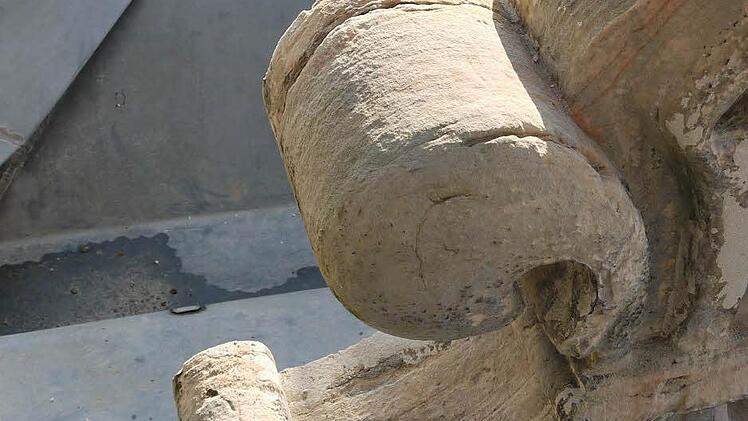 Die Reinigung und Ausbesserung der Schäden im Sandstein der Ehrenburg wird voraussichtlich bis Mitte 2015 dauern. Foto: Ulrike Nauer