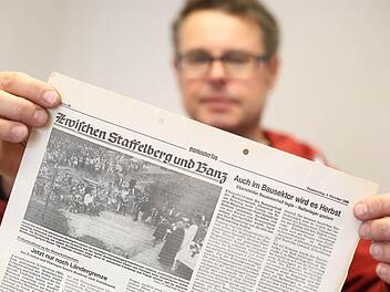 Matthias Einwag mit dem Artikel über eine Wiedervereinigungsfeier am 3. Oktober 1990: "Jetzt nur noch Ländergrenze". Foto: Hendrik Steffens