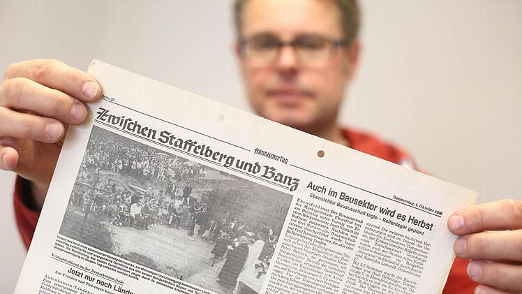 Matthias Einwag mit dem Artikel über eine Wiedervereinigungsfeier am 3. Oktober 1990: "Jetzt nur noch Ländergrenze". Foto: Hendrik Steffens