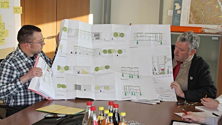 Den Plan des neuen Betreuungsgebäudes für die Grundschule stellten Bürgermeister Jürgen Hennemann (rechts) und Stefan Hofmann (links) vom Bauamt der Stadt dem Bauausschuss vor. Für Fachplanungen an diesem Gebäude vergab das Gremium die Summe von 115.000 Euro. Foto: Helmut Will