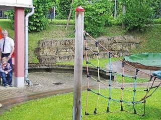 Tagesstätten-Leiterin Marina Kremer, Annika Dressel, Franziska Ebert sowie Lebenshilfe-Geschäftsführer Wolfgang Palm (hinten von links) freuen sich, dass der Außenbereich des Heilpädagogischen Kindergartens schöner gestaltet wird. Foto: Heike Schülein