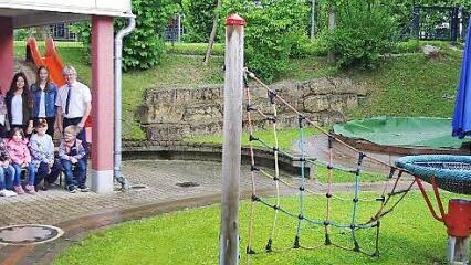 Tagesstätten-Leiterin Marina Kremer, Annika Dressel, Franziska Ebert sowie Lebenshilfe-Geschäftsführer Wolfgang Palm (hinten von links) freuen sich, dass der Außenbereich des Heilpädagogischen Kindergartens schöner gestaltet wird. Foto: Heike Schülein