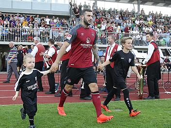 Mikael Ishak betritt mit den stolzen Einlaufkindern den Rasen, wenig später schoss er den Club mit einem Blitztor in Führung. Die Haupttribüne ist voll besetzt. Fotos: sportpress