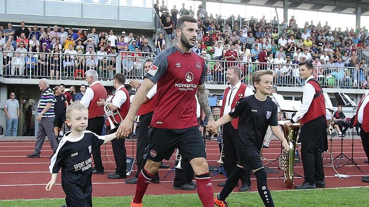 Mikael Ishak betritt mit den stolzen Einlaufkindern den Rasen, wenig später schoss er den Club mit einem Blitztor in Führung. Die Haupttribüne ist voll besetzt. Fotos: sportpress