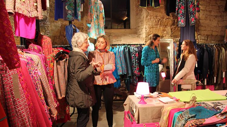 Baronin Rotenhan (links) ist begeistert vom Angebot.