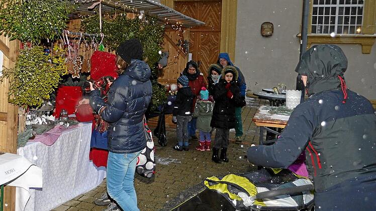 Mistelzweige geh&ouml;ren  zur Weihnachtszeit. Am Maroldsweisacher Weihnachtsmarkt gab es gen&uuml;gend.