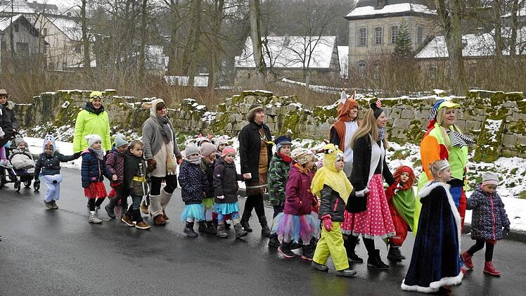 Die Kindergartenkinder mit ihren Erzieherinnen durften im Zug nicht fehlen.