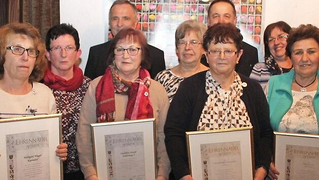 Der Obst- und Gartenbauverein Kasendorf ehrte bei der Hauptversammlung treue Mitglieder: Hildegard Weggel (25 Jahre) mit der Vorsitzenden Adelgunde H&uuml;bner, Lieselotte Arnold (25 Jahre), Hannelore Eichhorn (40 Jahre) und Inge Rosa (40 Jahre, vordere Reihe) sowie Edda Reichel (zweite Reihe Mitte, 25 Jahre) und Monika Dupke (zweite Reihe, rechts).  Fotos: Sonny Adam