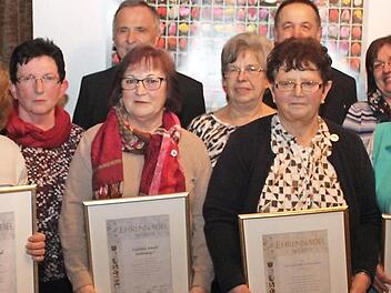 Der Obst- und Gartenbauverein Kasendorf ehrte bei der Hauptversammlung treue Mitglieder: Hildegard Weggel (25 Jahre) mit der Vorsitzenden Adelgunde Hübner, Lieselotte Arnold (25 Jahre), Hannelore Eichhorn (40 Jahre) und Inge Rosa (40 Jahre, vordere Reihe) sowie Edda Reichel (zweite Reihe Mitte, 25 Jahre) und Monika Dupke (zweite Reihe, rechts).  Fotos: Sonny Adam