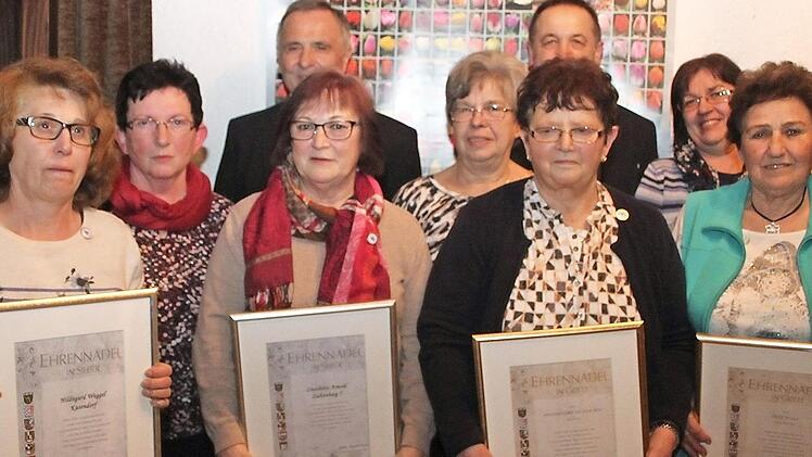 Der Obst- und Gartenbauverein Kasendorf ehrte bei der Hauptversammlung treue Mitglieder: Hildegard Weggel (25 Jahre) mit der Vorsitzenden Adelgunde Hübner, Lieselotte Arnold (25 Jahre), Hannelore Eichhorn (40 Jahre) und Inge Rosa (40 Jahre, vordere Reihe) sowie Edda Reichel (zweite Reihe Mitte, 25 Jahre) und Monika Dupke (zweite Reihe, rechts).  Fotos: Sonny Adam