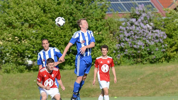 Szene aus dem Totopokalspiel des SV Aura (in blau) gegen den FC 06 Bad Kissingen (0:3).ssp