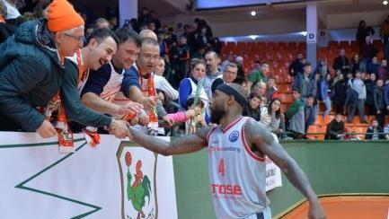 W&auml;hrend die Fans von Banvit Bandirma dem &uuml;berragenden Bamberger Tyrese Rice fair zum Sieg gratulierten, f&uuml;hlten sich die Verantwortlichen des t&uuml;rkischen Klubs verschaukelt. Foto: championsleague.basketball