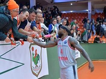 Während die Fans von Banvit Bandirma dem überragenden Bamberger Tyrese Rice fair zum Sieg gratulierten, fühlten sich die Verantwortlichen des türkischen Klubs verschaukelt. Foto: championsleague.basketball