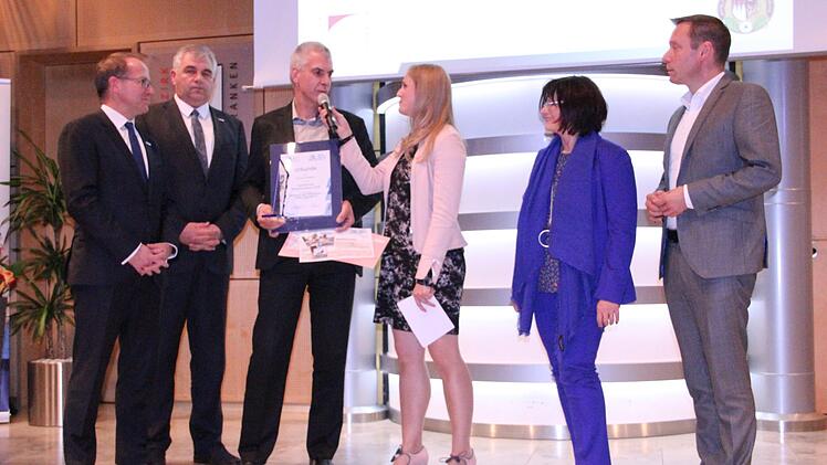 Bei der Ehrung in Ansbach: BLSV-Präsident Jörg Ammon, Bezirksvorsitzender des BLSV Mittelfranken Dieter Bunsen, Silvio Holzapfel, Moderatorin Tanja Neumann (Franken Fernsehen), Bezirksrätin Christa Naaß, Bezirkstagspräsident Armin Kroder (v. l.)    Foto: privat