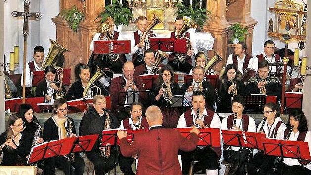 Die Blaskapelle Zentbechhofen unter Leitung von Gerhard Geuder  Fotos: Evi Seeger