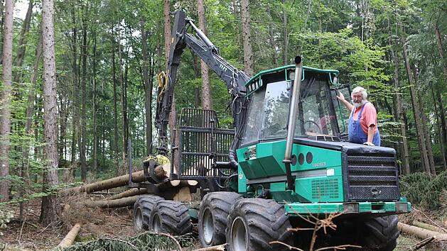 G&uuml;nther Lehnes  ist Holzr&uuml;cker. Er holt gef&auml;llte B&auml;ume - diese  waren von Borkenk&auml;fern befallen - mit seinem R&uuml;ckezug aus dem Wald bei Egloffstein. Foto: Barbara Herbst