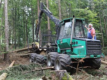 Günther Lehnes  ist Holzrücker. Er holt gefällte Bäume - diese  waren von Borkenkäfern befallen - mit seinem Rückezug aus dem Wald bei Egloffstein. Foto: Barbara Herbst