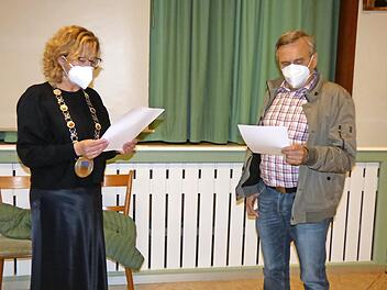Vor der Haushaltsverabschiedung vereidigte Bürgermeisterin Anja Gebhardt den neuen Feldgeschworenen Johann Gebhardt.