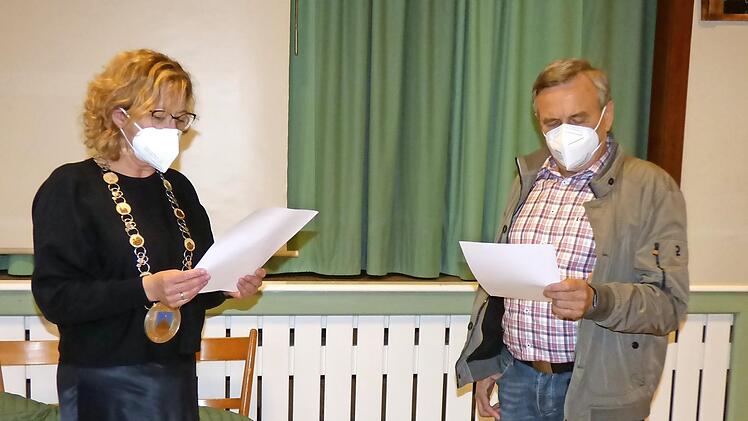 Vor der Haushaltsverabschiedung vereidigte Bürgermeisterin Anja Gebhardt den neuen Feldgeschworenen Johann Gebhardt.
