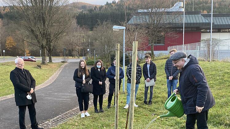 Schulleiter Dr. Stefan Bub, sein Stellvertreter Dirk H&ouml;nerlage, Hausmeister Stahl sowie Pfarrer Gerd Kirchner waren bei derBaumpflanzaktion dabei.