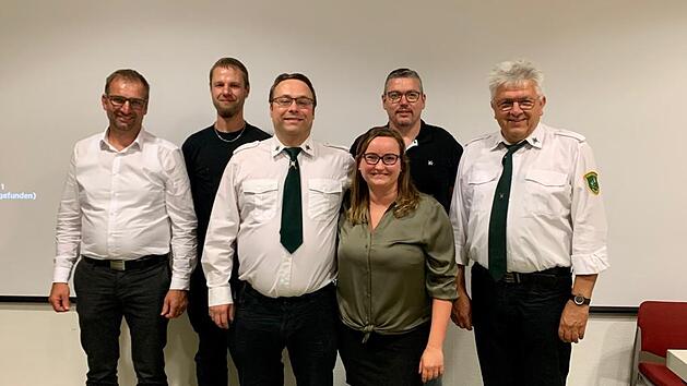 2.  Bürgermeister   Volker Roth (von links) zusammen mit dem neugewählten Vorstandsteam des Schützenvereins Roßbach: Dennis Könnemann, Sebastian Leuber, Helena Schiefer, Gerrit Seitz und Norbert Schüßler Foto: Michaela Reusch