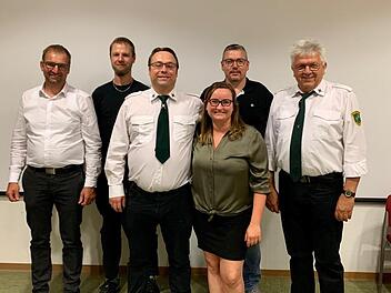 2.  Bürgermeister   Volker Roth (von links) zusammen mit dem neugewählten Vorstandsteam des Schützenvereins Roßbach: Dennis Könnemann, Sebastian Leuber, Helena Schiefer, Gerrit Seitz und Norbert Schüßler Foto: Michaela Reusch