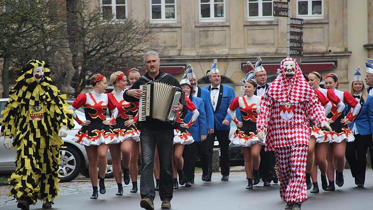 Ein bunter Zug führte zum Rathaus.